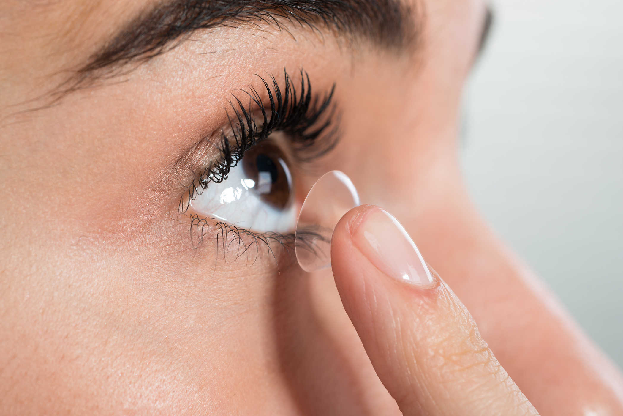   Sử dụng kính áp tròng chỉ một lần để đảm bảo mắt không bị dị ứng hay bị tổn thương  