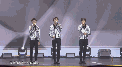   Màn biểu diễn của ba thành viên TFBOYS: Vương Tuấn Khải, Vương Nguyên, Dịch Dương Thiên Tỉ  