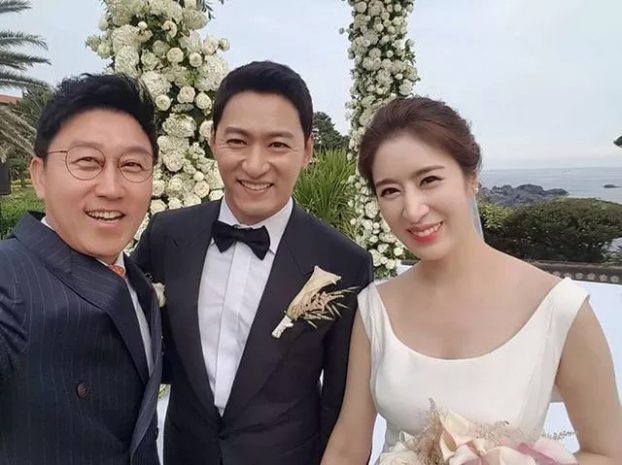   Joo Jin Moo vừa kết hôn với bà xã là bác sĩ xinh đẹp hồi tháng 6/2019  