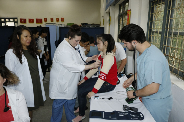   Chuyên gia của tổ chức Healing Hearts Vietnam tiến hành thăm khám sàng lọc cho người dân  