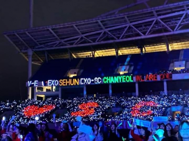   EXO-L Việt Nam tạo biển bạc cùng dòng chữ Love SC làm bừng sáng sân vận động Mỹ Đình  