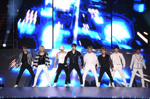   NCT 127 khiến khán giả phát cuồng vì khả năng ca hát, vũ đạo và đặc biệt là visual bừng sáng sân vận động  