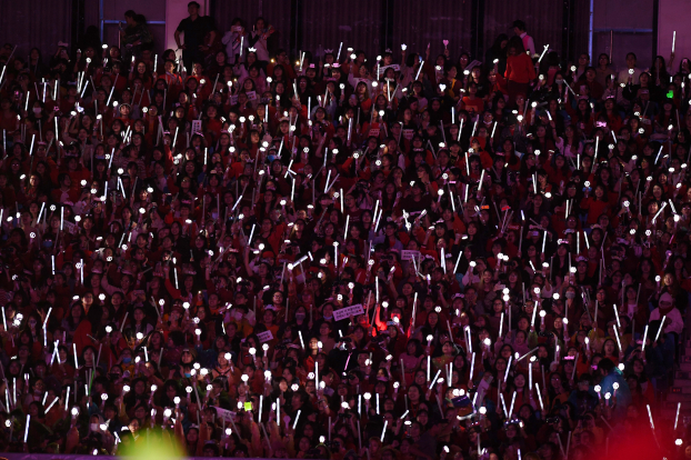   Hàng chục nghìn fan hâm mộ Kpop thắp sáng sân vận động bằng lightstick và que sáng  