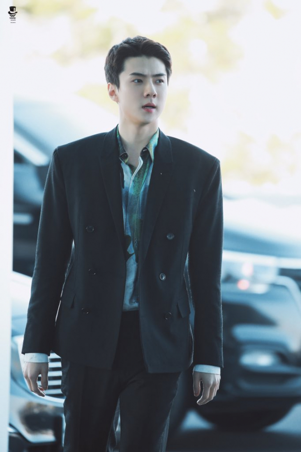   Em út nhà EXO chọn áo sơ mi họa tiết kết hợp với bộ vest tối màu trông cực kỳ bảnh bao như một chaebol thứ thiệt.  