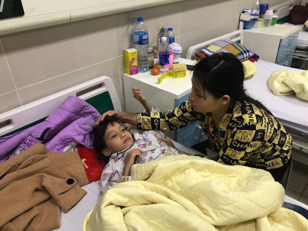   Bé Uyên và mẹ trong những ngày điều trị tại Bệnh viện Bạch Mai  