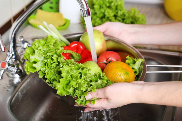   Rau sống trước khi ăn phải được nhặt và rửa sạch nhiều lần dưới vòi nước chảy để giảm hóa chất độc hại, vi khuẩn và trứng giun  