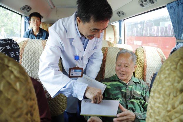 Bệnh viện K tổ chức 10 chuyến xe đưa hàng trăm bệnh nhân ung thư về quê ăn Tết 9