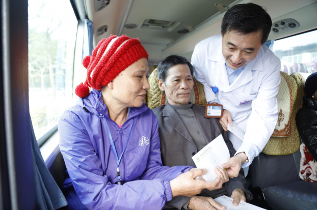 Bệnh viện K tổ chức 10 chuyến xe đưa hàng trăm bệnh nhân ung thư về quê ăn Tết 7