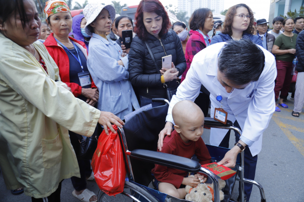   Bác sĩ Thuấn - GĐ bệnh viện K tặng quà cho bệnh nhi trước khi bé về quê ăn Tết.  