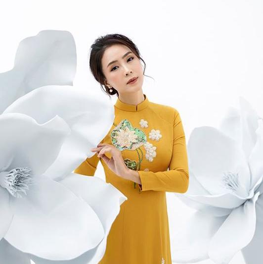   Hồng Diễm đẹp kiêu sa trong bộ áo dài thêu hoa cách điệu, quả đúng là vẻ đẹp đậm nét Á Đông của điện ảnh Việt.  