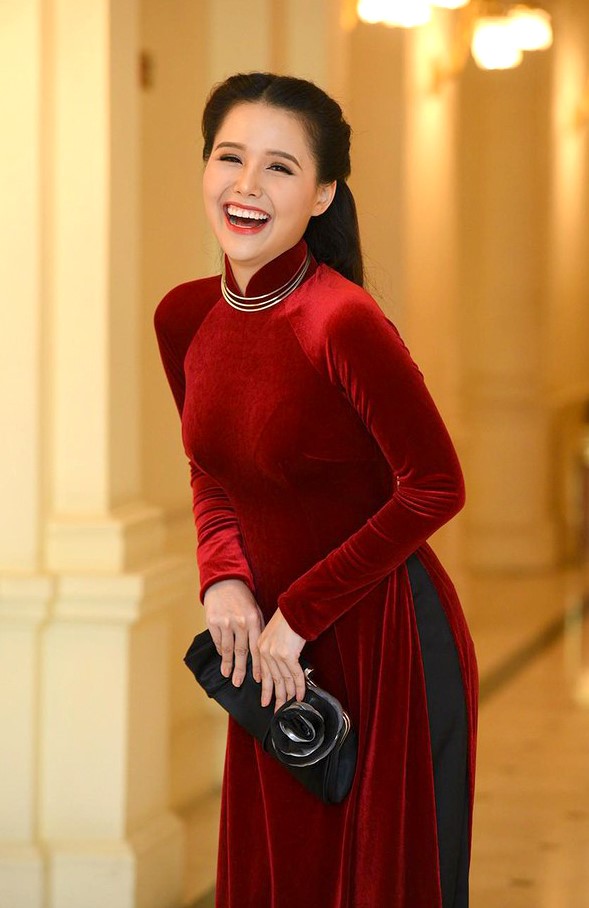   Phương Anh diện áo dài nhung đỏ giản dị nhưng vô cùng thanh lịch. Kiểu tóc đơn giản nhưng truyền thống nữ diễn viên mang đến hình ảnh của 1 cô gái Hà Thành xưa.  