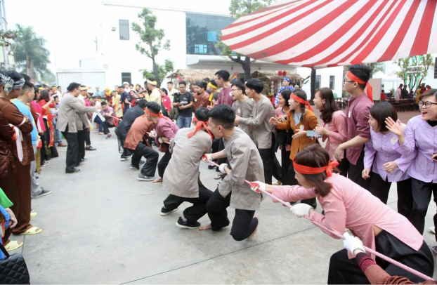 Hơn 300 cán bộ nhân viên công ty dược đã hóa trai làng thôn nữ nô nức đi trẩy hội 2