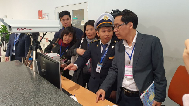   Phó Cục trưởng Đặng Quang Tấn kiểm tra máy đo thân nhiệt tại sân bay Nội Bài.  