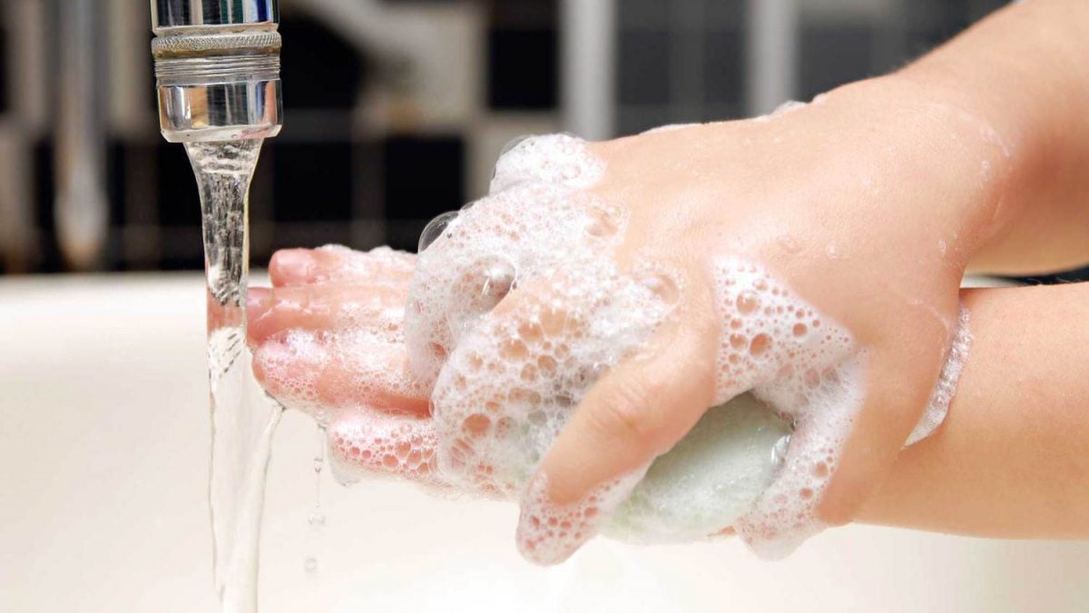   Nên rửa tay bằng xà phòng để phòng tránh ngộ độc thực phẩm  