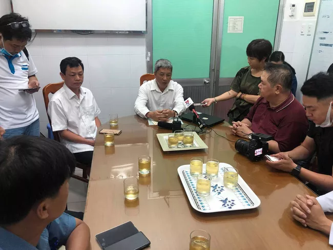   Thứ trưởng Nguyễn Trường Sơn làm việc với BV Chợ Rẫy về công tác phòng chống dịch bệnh viêm phổi cấp do virus corona.  