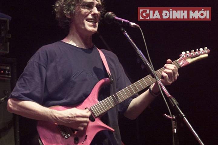   Luis Alberto Spinetta (23/1/1950 - 8/2/2012) được học guitar từ khi còn rất nhỏ  