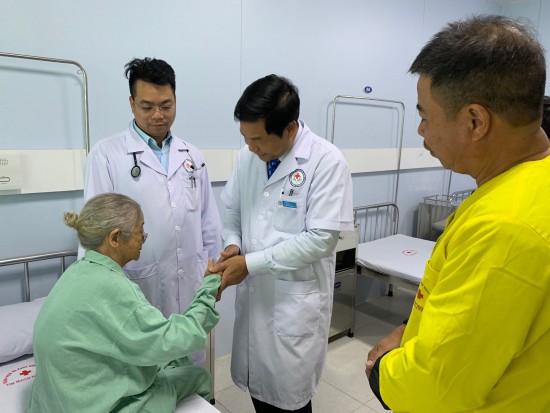   Lãnh đạo Bệnh viện ĐK Nông nghiệp thăm hỏi sức khỏe bệnh nhân trước khi xuất viện  