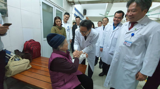   Tại BV Hữu nghị Việt Đức, Phó TT Vũ Đức Đam động viên người bệnh yên tâm điều trị để có sức khỏe tốt.  