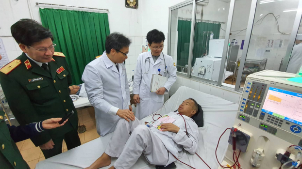 100 bệnh nhân xóm chạy thận không được về quê ăn Tết, Phó Thủ tướng Vũ Đức Đam đến thăm 1