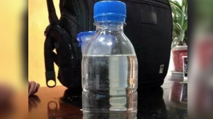   Bé 2 tháng tuổi người Trung Quốc suýt mất mạng vì bố mẹ tưởng rượu bạch tửu là nước  