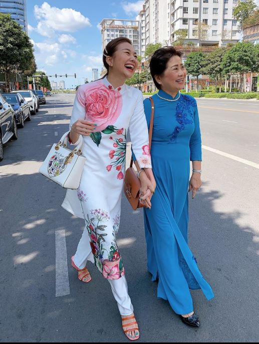   Siêu mẫu Thanh Hằng rạng rỡ cùng mẹ dạo phố ngày đầu xuân. Người đẹp diện bộ áo dài cách tân với họa tiết hoa màu rực rỡ làm điểm nhấn.  