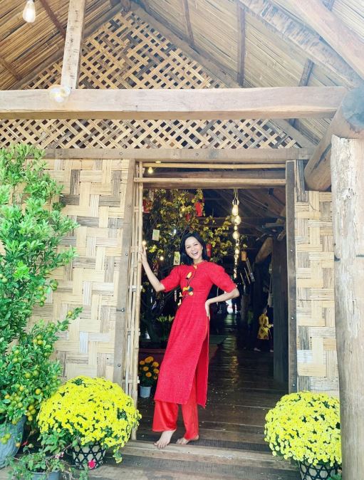   Hoa hậu H'Hen Niê xinh đẹp trong bộ áo dài đỏ. Bộ trang phục giúp người đẹp khoe khéo vóc dáng đáng mơ ước của mình.  
