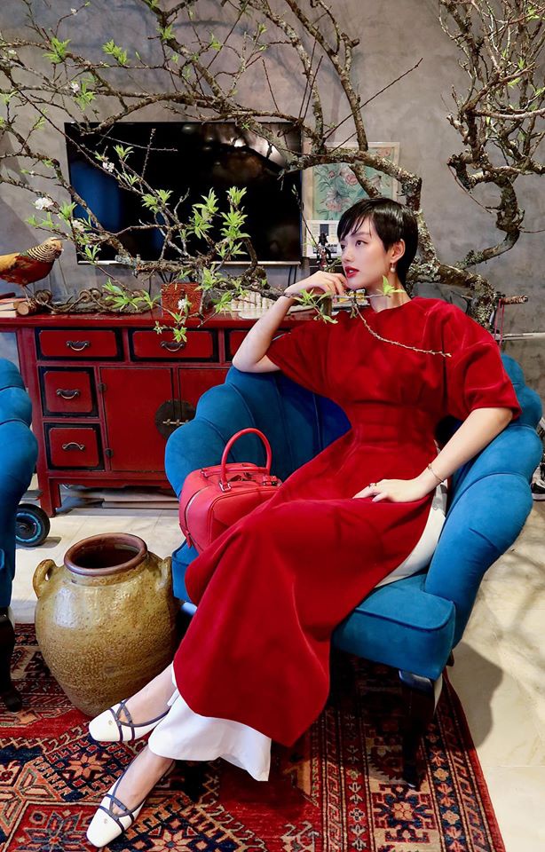   Khánh Linh hóa thiếu nữ đài các với bộ áo dài nhung đỏ ngày đầu năm  