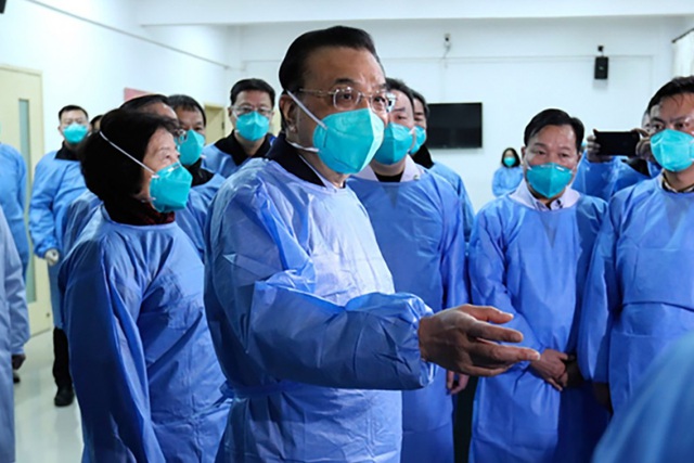   Thủ tướng Lý Khắc Cường nói chuyện với bệnh nhân, nhân viên y tế về tình hình dịch bệnh  