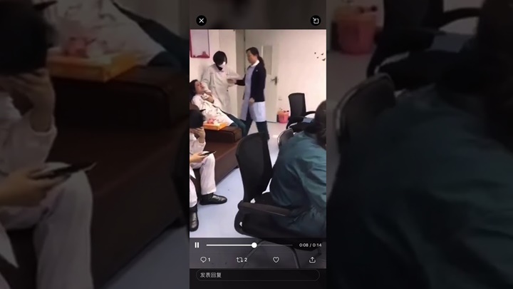 Nhân viên y tế ở Vũ Hán khóc vì mệt mỏi, phải mặc bỉm vì không có thời gian đi vệ sinh 0