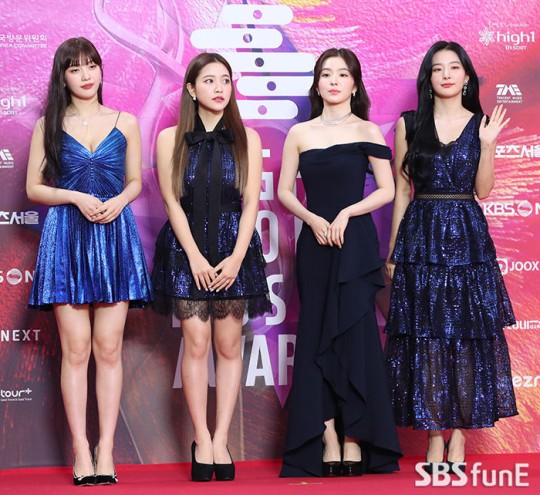   Red Velvet đẹp như công chúa trên thảm đỏ. Nhóm hiện tại hoạt động với 4 thành viên, Wendy đang tích cực điều trị sau tai nạn đáng tiếc tại sự kiện cuối năm ngoái.  