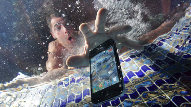 Cần làm gì khi điện thoại bị rơi xuống nước? Cách xử lý an toàn để 'cứu' điện thoại 1