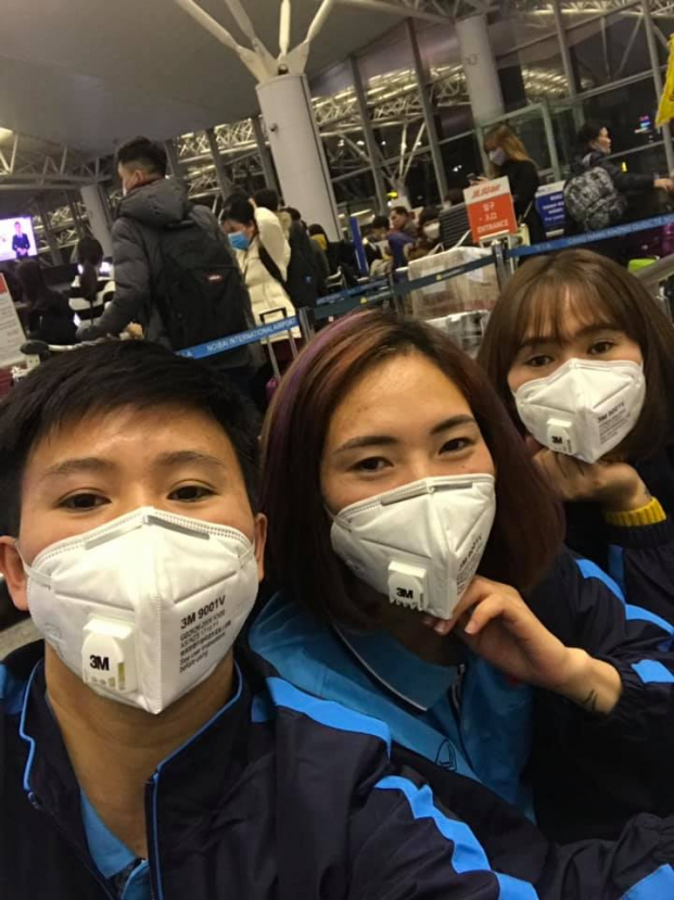   Cầu thủ Tuyết Dung và đồng đội đeo khẩu trang N95 ở sân bay (Ảnh: FBNV)  