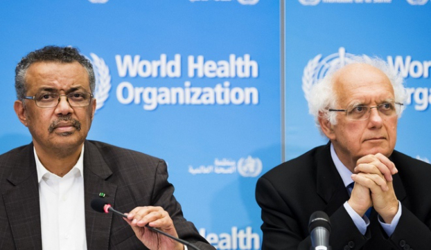   Tổng giám đốc WHO, ông Tedros Adhanom (trái) và giáo sư Didier Houssin, Chủ tịch Ủy ban Khẩn cấp, nói chuyện với truyền thông tại trụ sở của WHO ở Geneva ngày 30/1. Ảnh: AP.  