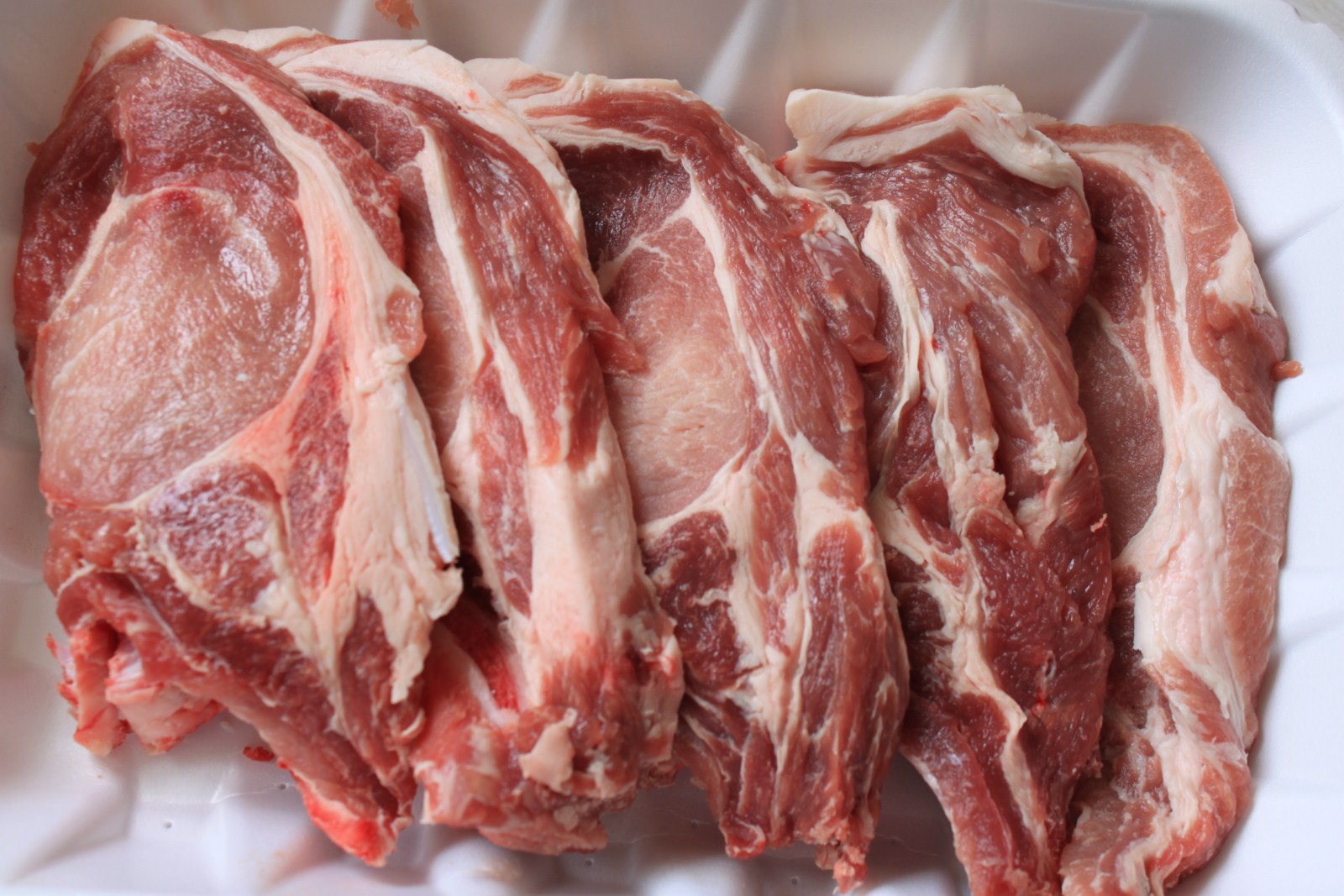   Thịt lợn nếu chưa được nấu chính kỹ có thể khiến con người bị nhiễm sán  