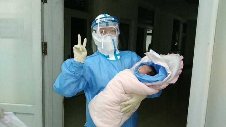 Một phụ nữ nhiễm virus Corona ở Trung Quốc đã sinh con khỏe mạnh 0