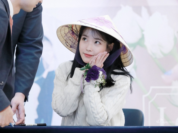   'Em gái quốc dân' IU khiến bao người mê mẩn khi đội nón lá do fan Việt tặng  
