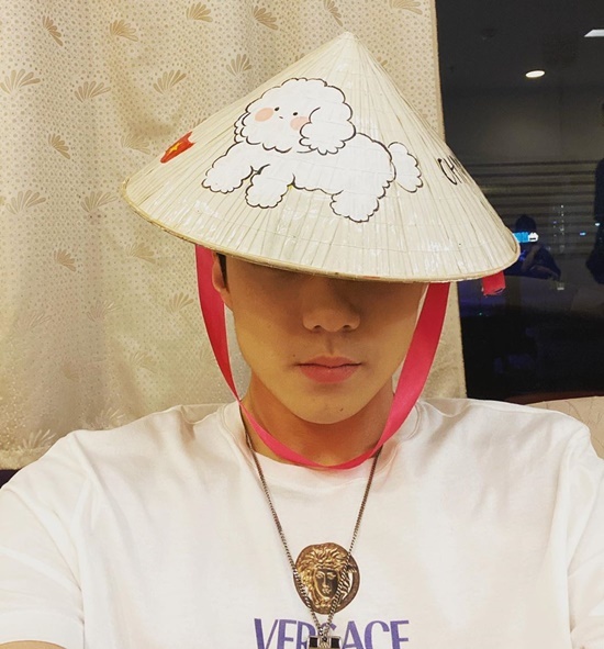   Sehun từng khiến cả hậu cung EXO-L tại Việt Nam điên đảo khi đăng ảnh selfie cùng chiếc nón lá do 1 fanpage lớn dành tặng. Đây là món quà mà em út EXO nhận được khi đến Việt Nam tham dự 2020 Kpop Super Concert  