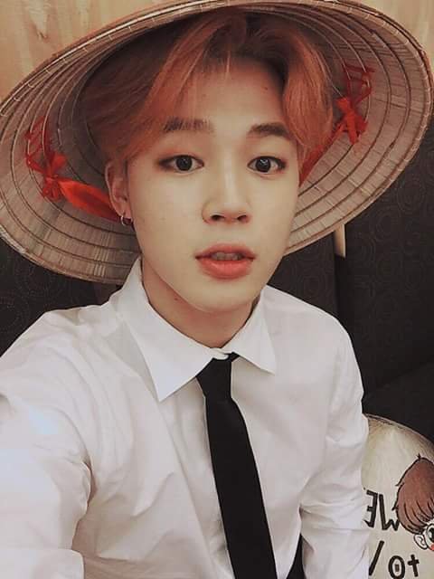   Jimin (BTS) từng khiến fan Việt mừng rơn khoe ảnh selfie cực xịn cùng với chiếc nón lá  