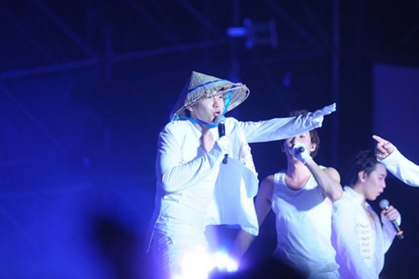   Super Junior là một trong những nhóm nhạc Kpop sở hữu lượng fan Việt cực kỳ đông đảo. Tại concert tổ chức ở Việt Nam hồi 2011, Lee Teuk đã khiến người hâm mộ vô cùng thích thú khi đội chiếc nón lá trong phần trình diễn với nhóm.  