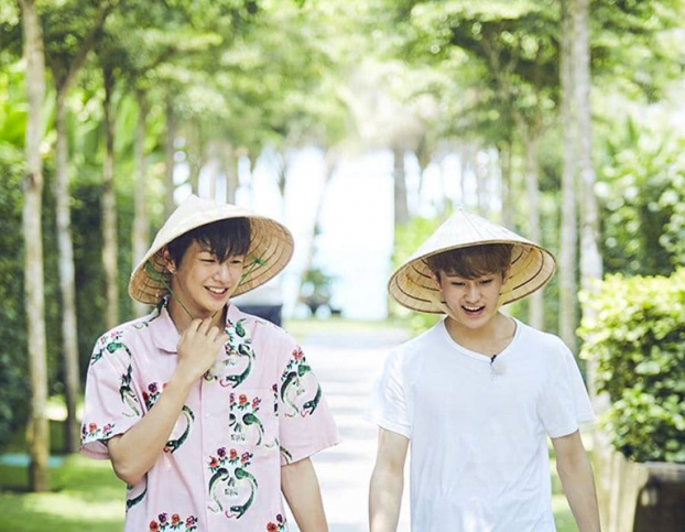   Kang Daniel và Mark Lee đội nón lá khi quay chương trình 'Ngoài chăn là bão tố'  