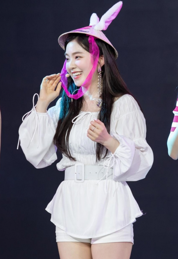   'Nữ thần SM' Irene cực kỳ xinh đẹp khi đội nón lá.  