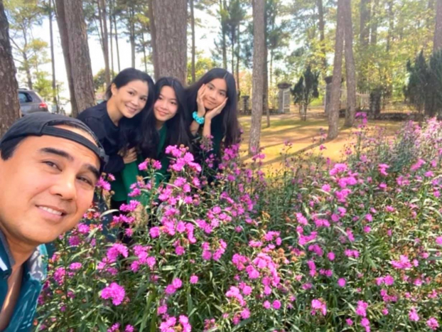   MC Quyền Linh hạnh phúc bên bà xã Dạ Thảo và 2 cô công chúa  