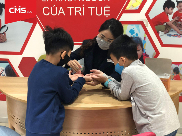   Học sinh của CMS Edu Việt Nam được các giáo viên vệ sinh tay bằng dung dịch sát khuẩn  