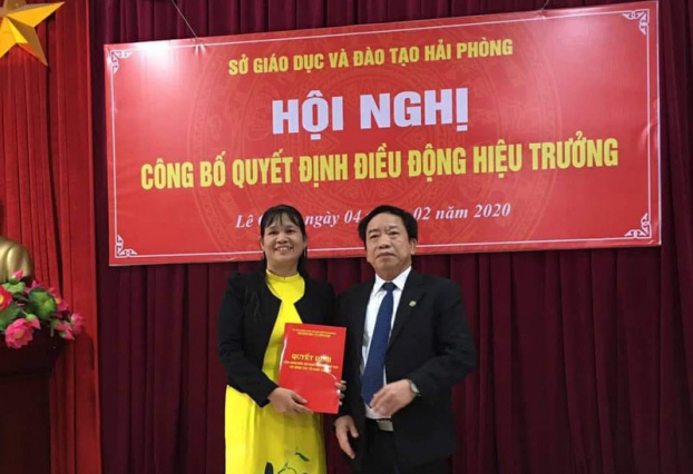   Bà Nguyễn Thị Xã, Hiệu trưởng THPT Mạc Đĩnh Chi nhận quyết định điều chuyển.  