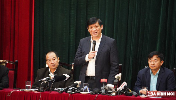   Thứ trưởng Nguyễn Thanh Long trả lời tại buổi họp báo.  