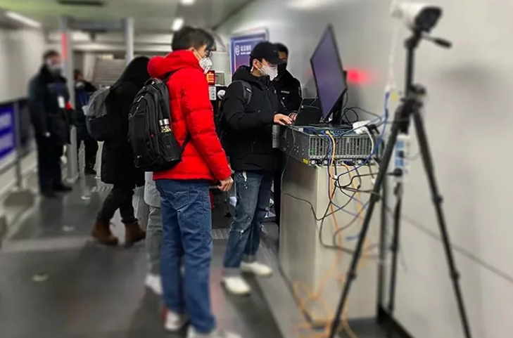   Nhân viên cài đặt máy kiểm tra thân nhiệt của công ty Megvii ở một nhà ga tại Bắc Kinh  