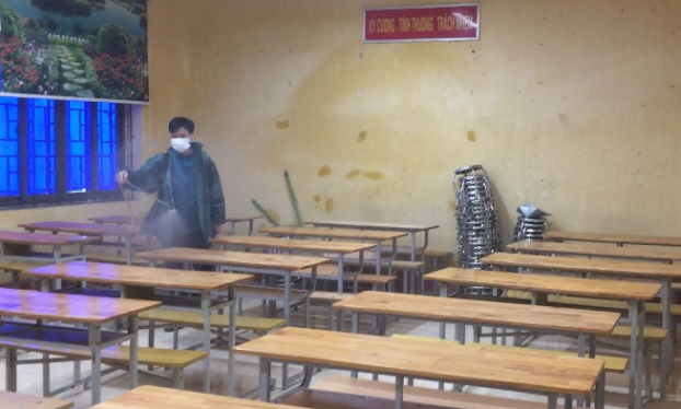   Trường THPT Võ Thị Sáu (Vĩnh Phúc) phun thuốc khử trùng các phòng học trong thời gian học sinh nghỉ. Ảnh: Trang web nhà trường.  