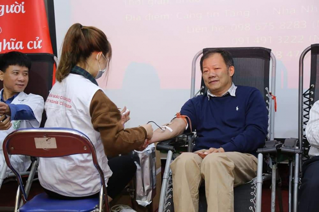   TS. Dương Đức Hùng - Phó giám đốc Bệnh viện Bạch Mai tham gia hiến máu tình nguyện  