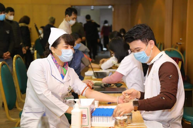   Nhiều nhân viên y tế của Bệnh viện Bạch Mai tham gia hiến máu tình nguyện  