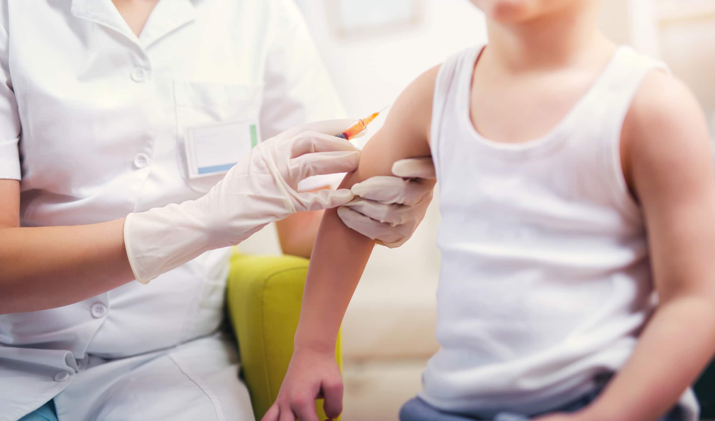   Các chuyên gia khuyến cáo nên đi tiêm phòng cúm hàng năm, đặc biệt là trẻ em  